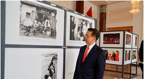 中国改革开放40年图片展在波兰华沙举行
