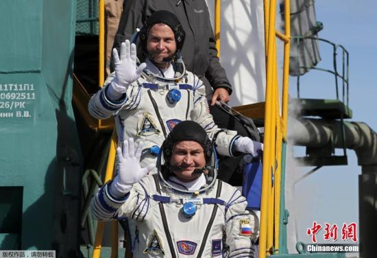 俄国宇航员阿列克谢·奥夫奇宁和美国宇航员尼克·黑格原计划在国际空间站驻守约半年。图为发射之前，两位宇航员亮相发射场。