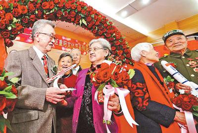 10月15日，中国航天科工集团退休干部王兴甫老人(左一)向妻子王崴赠送航天器模型。当天，北京市丰台区云岗街道举行“重阳敬老庆金婚 共享幸福邻里情”金婚、钻石婚庆典活动。本报记者 贺 勇摄