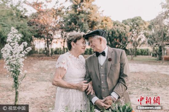 资料图：一对巴西老夫妇结婚60年后补拍婚纱照。图片来源：视觉中国