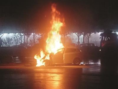 雨夜，小轿车突然自燃