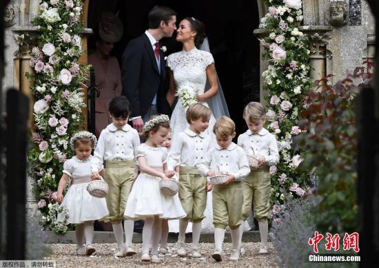 当地时间5月20日，凯特王妃妹妹大婚。英国凯特王妃（Kate Middleton）亲妹妹皮帕·米德尔顿（Pippa Middleton）2011年因担任伴娘，穿着白色礼服替姐姐整理婚纱的一张照片，让她在当时被称为“最有名伴娘”，终于在6年后，换她成为婚礼主角，正式嫁给金融家詹姆斯（James Matthews），外甥乔治小王子和外甥女夏洛特公主担任花童，场面温馨又热闹。