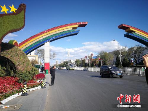 彩虹门是燕郊售楼一条街的标志。中新网记者 邱宇 摄