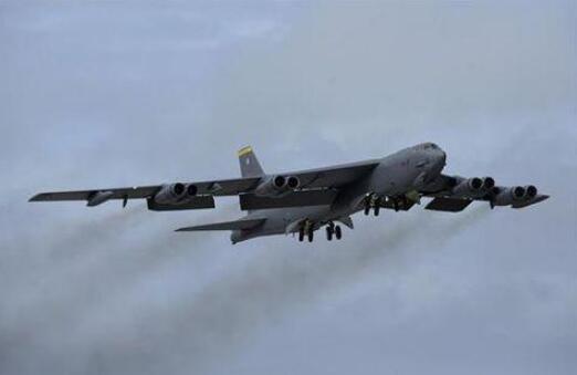 外媒称美军两架B-52再闯南海 上月军舰刚被轰走