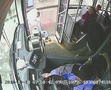4岁女童独自出门找妈妈 细心公交驾驶员“收留”她
