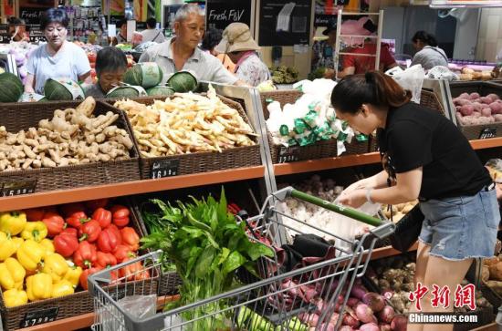 资料图：市民在一家大型超市内购物。 记者 刘可耕 摄