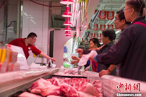 8月9日，在连续三个月在“1”时代徘徊后，7月份中国居民消费价格总水平（CPI）上扬至“2”区间。当日，中国国家统计局发布数据显示，2018年7月份，中国CPI同比上涨2.1%。其中，城市上涨2.1%，农村上涨2.0%；食品价格上涨0.5%，非食品价格上涨2.4%；消费品价格上涨1.8%，服务价格上涨2.5%。1-7月平均，中国CPI同比涨2.0%。图为7月，山西太原某超市民众购买猪肉。 记者 张云 摄