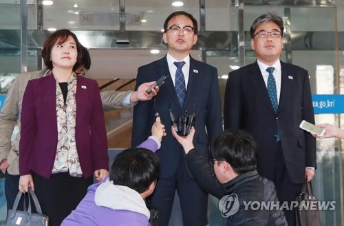 10月22日，在首尔南北会谈本部，朴钟虎（中）答记者问。（图片来源：韩联社）