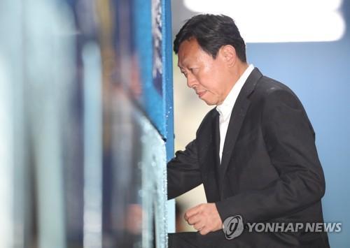 资料图：10月5日，在首尔高等法院，辛东彬在二审听判后走上囚车离开法院，他将在返回首尔看守所后获释。(图片来源：韩联社)