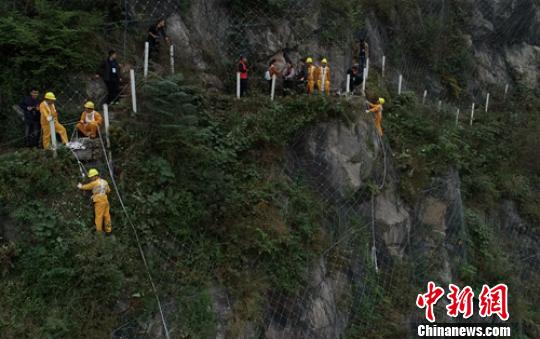 “蜘蛛侠”正在宝成线广元境内排查危岩。　刘忠俊 摄