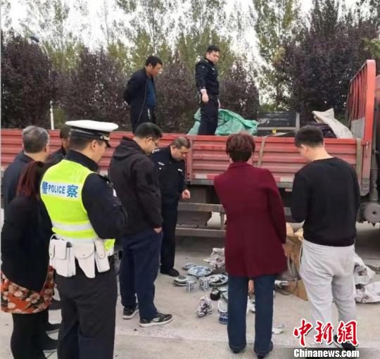 10月25日，山西高速交警四支队七大队在翼城高速服务区截获一批疑似非法运输倒卖文物。　杨亚东 摄