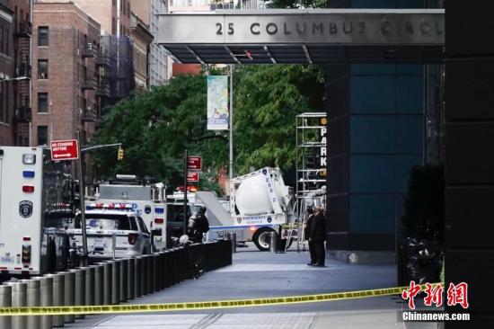 当地时间10月24日上午，美国有线电视新闻网（CNN)位于纽约曼哈顿的办公大楼收到爆炸装置包裹，楼内人员被紧急疏散。图为纽约警察局排爆车驶出该大楼。记者 廖攀 摄
