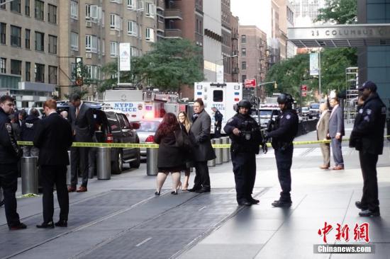 纽约警察在街道上维持秩序。记者 廖攀 摄