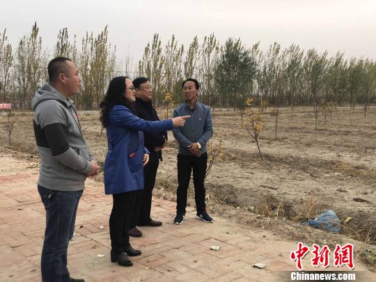 图为通辽市科协工作人员来到基层果园。　陈峰 摄