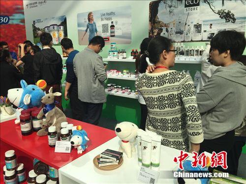 国内消费者在某跨境电商企业参观国外商品展示。 吴涛 摄