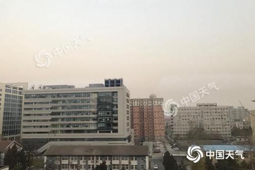 今晨，北京海淀区天空有些灰暗。