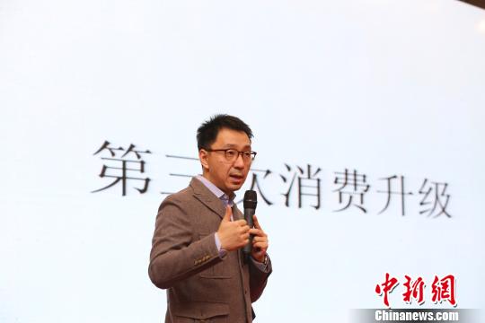 图为张影在首届青海品牌文化节之《品牌战略与发展高峰论坛》发表主旨演讲。　张添福 摄