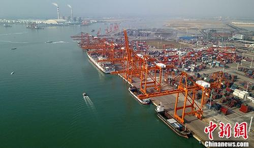 图为广西钦州保税港区码头。(资料图片) 记者 俞靖 摄