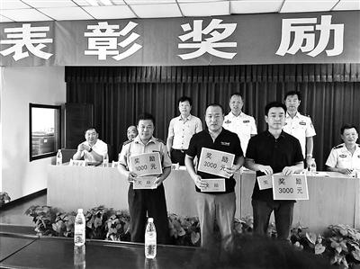 两乘客联手10秒制服持刀行凶者