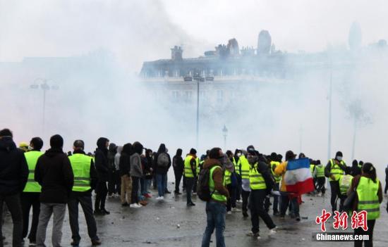 当地时间12月1日，巴黎再次发生大规模示威活动。数以千计示威者聚集在凯旋门，凯旋门周边地区笼罩在催泪瓦斯的烟雾中。记者 李洋 摄