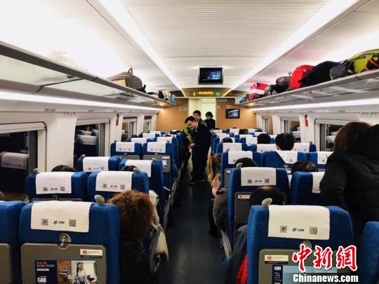 贵州第二条城际铁路开通运营 。仝舟 摄