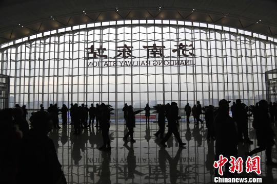 12月26日,济南至青岛高速铁路(简称济青高铁)正式开通运营。济青高铁西起济南东站,东至青岛市红岛站,线路全长307.9公里,设11座车站。图为济南东站。 沙见龙 摄 12月26日,济南至青岛高速铁路(简称济青高铁)正式开通运营。济青高铁西起济南东站,东至青岛市红岛站,线路全长307.9公里,设11座车站。图为济南东站。 沙见龙 摄