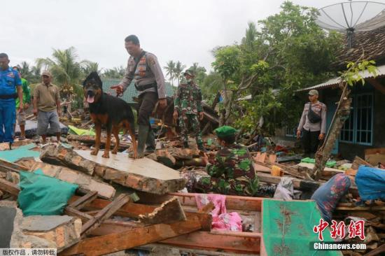 当地时间2018年12月25日，印尼万丹省板底兰，海啸搜救工作继续。