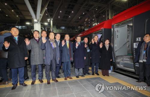 12月26日，在首尔站，赴朝出席韩朝铁路对接项目开工仪式的韩方人士出发前合影。(图片来源：韩联社)