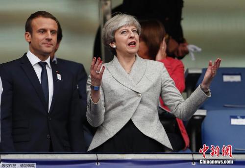 资料图：法国总统马克龙和英国首相特蕾莎·梅(右)。