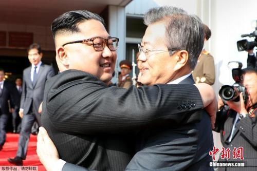 资料图:金正恩和文在寅见面时拥抱致意。 资料图:金正恩和文在寅见面时拥抱致意。