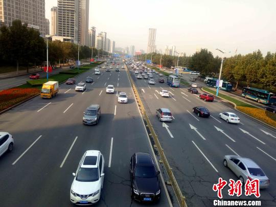 图为济南市的交通街景。　赵晓 摄