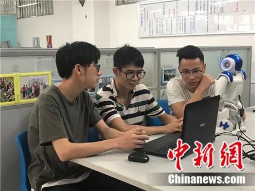 邹勇松指导实验室的学弟做科研。 刘着之 摄 邹勇松指导实验室的学弟做科研。 刘着之 摄
