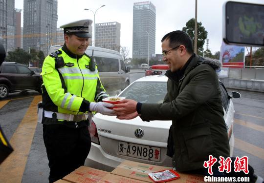 图为爱心市民送盒饭给执勤交警。 贵阳交警供图 图为爱心市民送盒饭给执勤交警。 贵阳交警供图