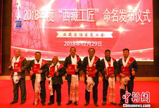 禹代林、蒋良文、平措、罗布斯达、格桑罗布、扎西尼玛、解钊(左至右)7人荣膺2018年度“西藏工匠”称号。 何蓬磊 摄 禹代林、蒋良文、平措、罗布斯达、格桑罗布、扎西尼玛、解钊(左至右)7人荣膺2018年度“西藏工匠”称号。 何蓬磊 摄