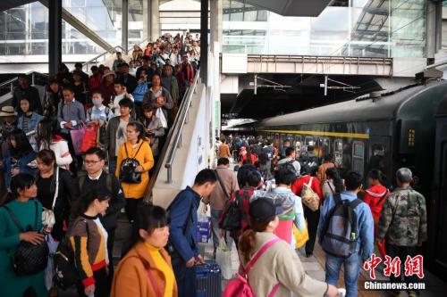 资料图:2018年3月12日,旅客在昆明火车站进站乘车。中新社记者 刘冉阳 摄 资料图:2018年3月12日,旅客在昆明火车站进站乘车。中新社记者 刘冉阳 摄