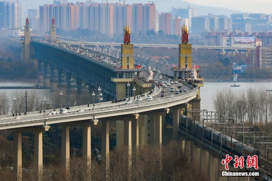 50岁南京长江大桥恢复通车再现车水马龙