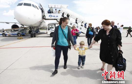 元旦小长假,哈尔滨机场共起降航班1154架次,运送旅客16万人次。 刘锡菊 摄 元旦小长假,哈尔滨机场共起降航班1154架次,运送旅客16万人次。 刘锡菊 摄