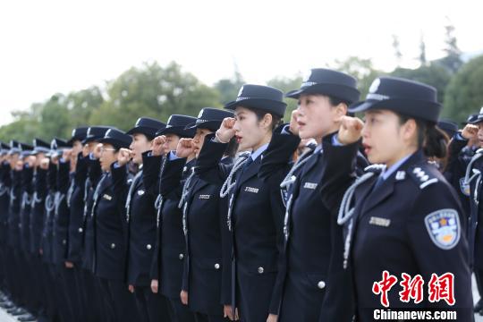 图为民警宣誓 云南出入境边防检查总站供图 摄 图为民警宣誓 云南出入境边防检查总站供图 摄