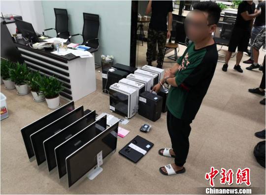 嫌疑人指认作案工具 金建辉 摄 嫌疑人指认作案工具 金建辉 摄