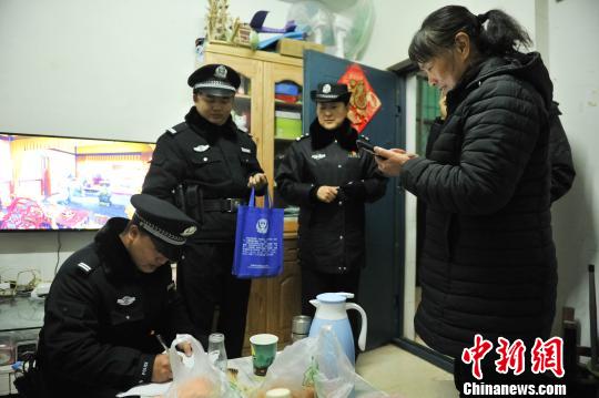图为民警进入一户居民家中检查。 昆明市公安局供图 摄 图为民警进入一户居民家中检查。 昆明市公安局供图 摄