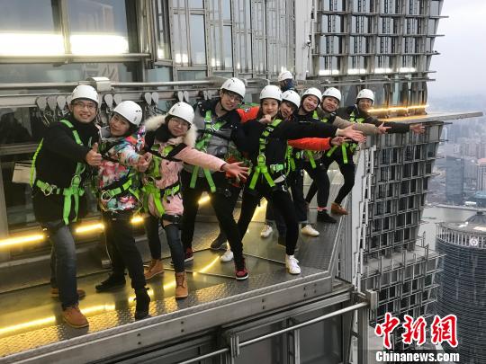 10位体验者在“空中走廊”合影留念。 申海 摄 10位体验者在“空中走廊”合影留念。 申海 摄
