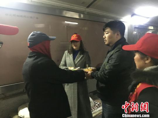 风雪中的守护,暖心街头流浪者。 黄佳鑫 摄 风雪中的守护,暖心街头流浪者。 黄佳鑫 摄