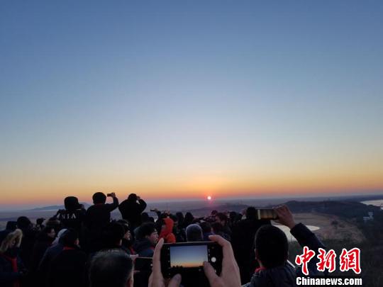 6时46分许,新年的第一缕阳光冲破天际,在珲春龙虎阁上的三国民众及海内外游客纷纷拍照留下这一美好瞬间。 张瑶 摄 6时46分许,新年的第一缕阳光冲破天际,在珲春龙虎阁上的三国民众及海内外游客纷纷拍照留下这一美好瞬间。 张瑶 摄