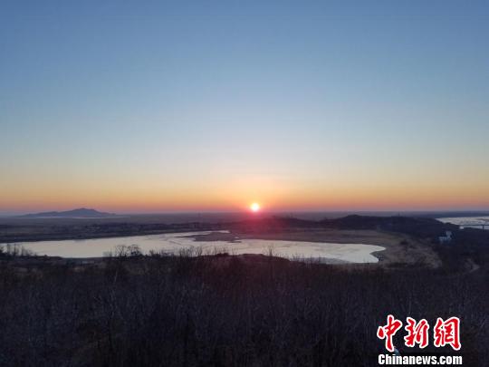 6时46分许,新年的第一缕阳光冲破天际。 张瑶 摄 6时46分许,新年的第一缕阳光冲破天际。 张瑶 摄