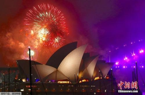 资料图：澳大利亚悉尼港和悉尼歌剧院上空燃放烟花迎接新年