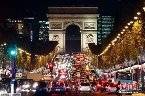 图3 资料图：新年期间的巴黎香榭丽舍大道。