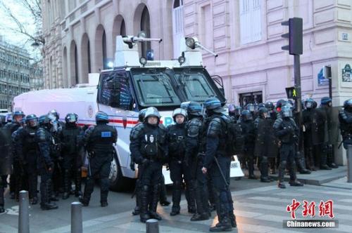 当地时间2018年12月29日，法国警察继续在法国巴黎香榭丽舍大街严密戒备。