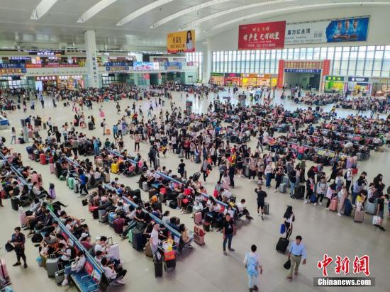 10月7日，福州火车站迎来国庆黄金周旅客返程高峰，旅客到达合计超20万人次；学生、探亲、旅游返程客流密集，到达和出发呈现双向高峰。据统计，从9月28日至10月7日结束，福州火车站预计共运输旅客超100万人次。 记者 李南轩 摄