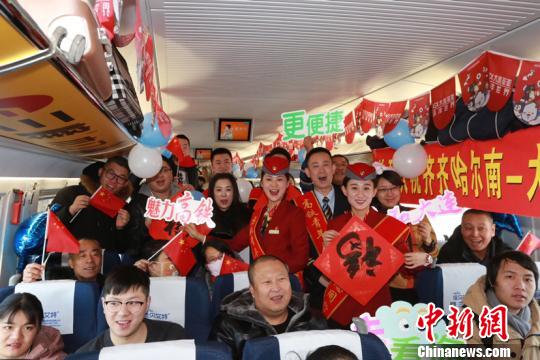 图为高铁内列车员为乘客表演节目。(张学鹏摄) 图为高铁内列车员为乘客表演节目。(张学鹏摄)