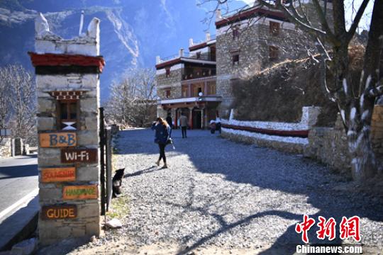 甲居藏寨村民开办的民宿酒店。　刘忠俊 摄